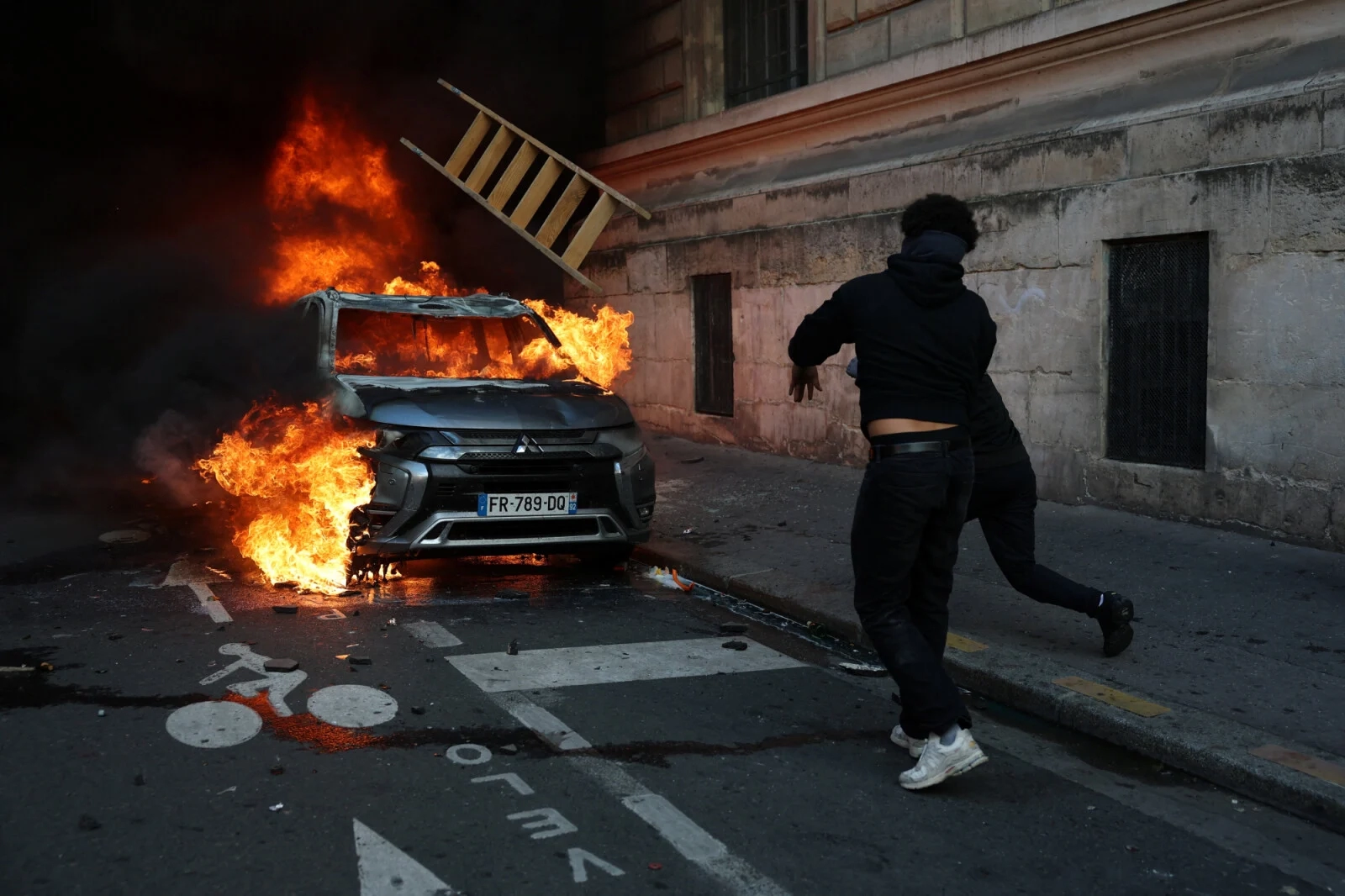 Suzavci, vodeni topovi i zapaljeni automobili širom Francuske, policija privodi stotine demonstranata